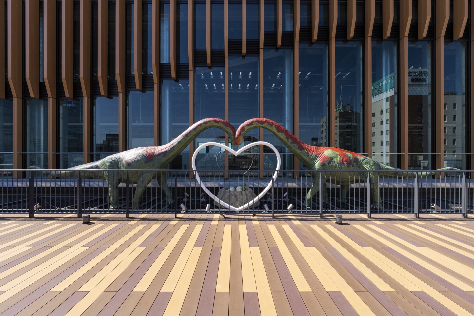 福井市観光交流センター 屋上広場 恐竜モニュメント